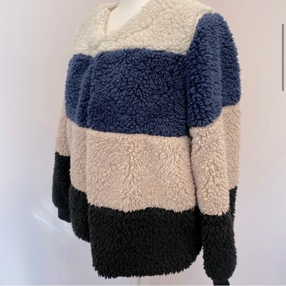 Stylish Faux Fur Jacket - Picture 3 of 6